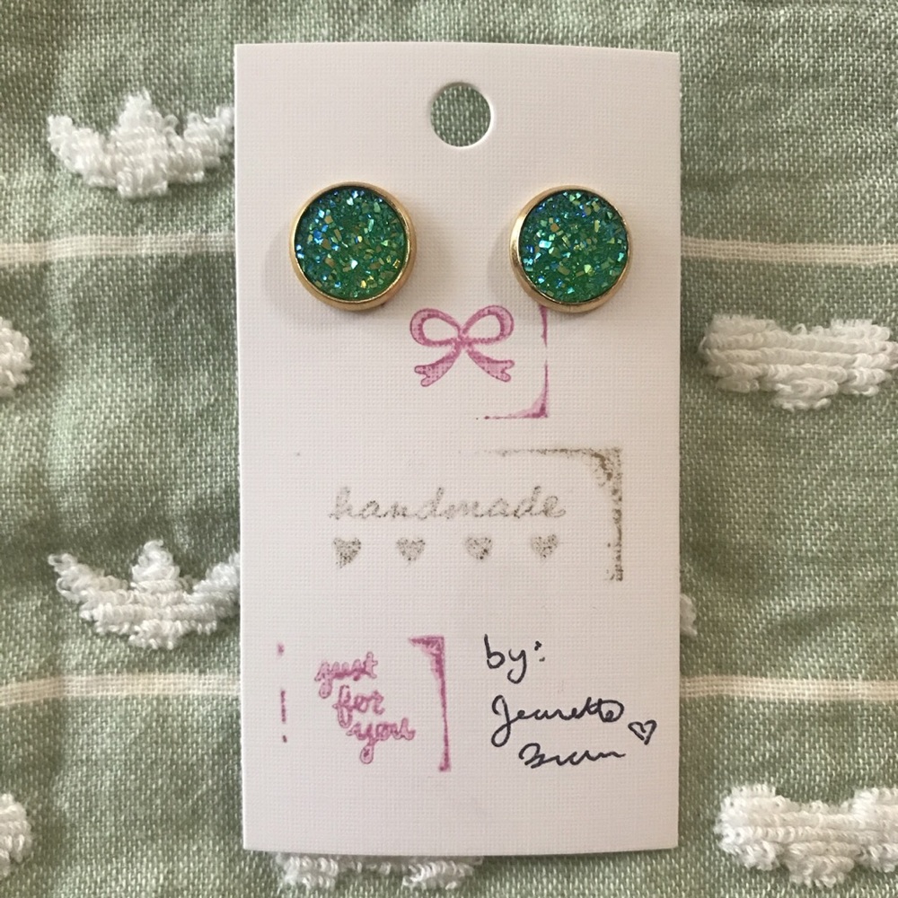Cute druzy studs 🍀 perfect for St. Paddy’s Day!